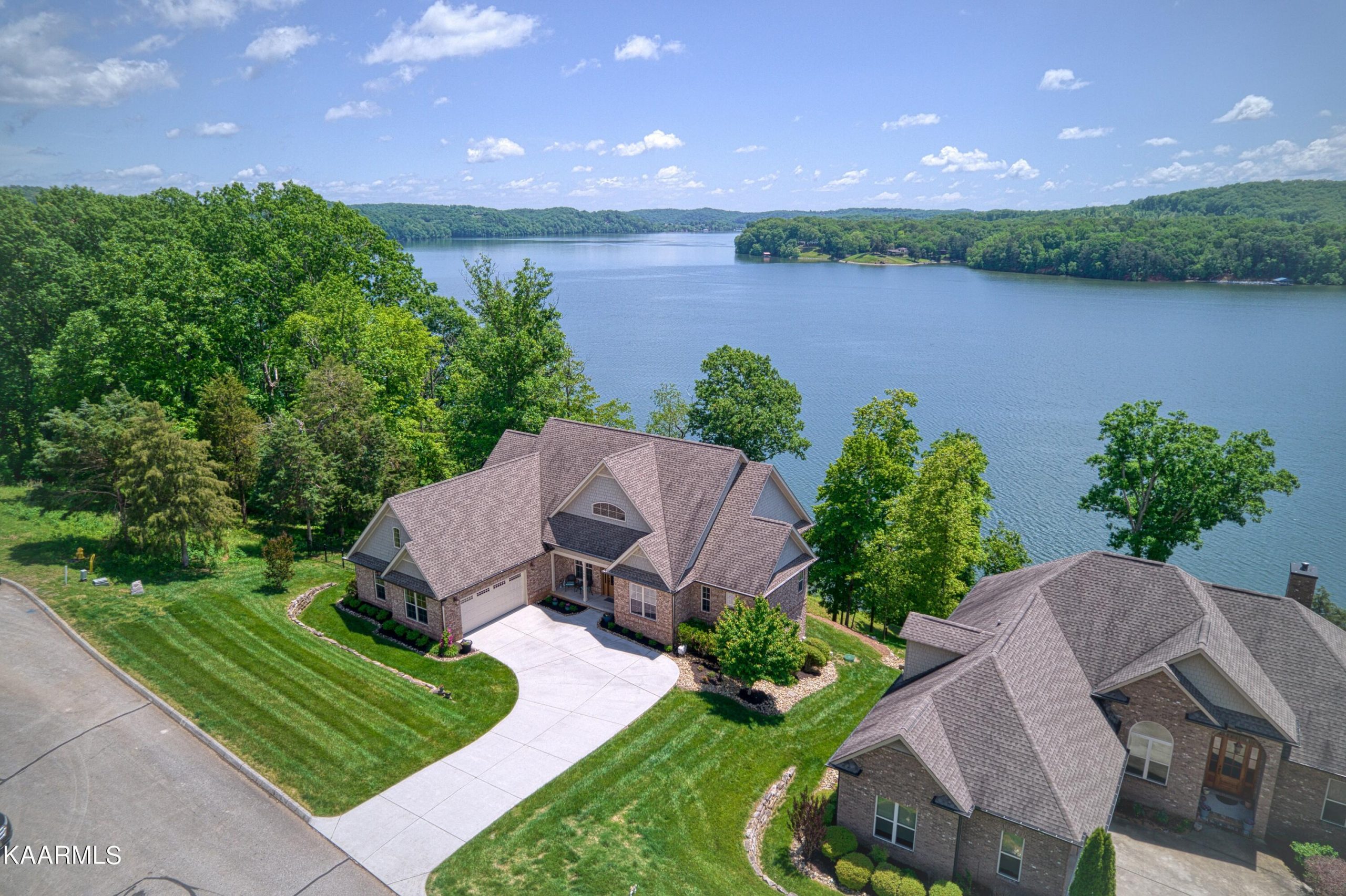 Luxury home at 286 Serenity Drive Harriman TN 37748