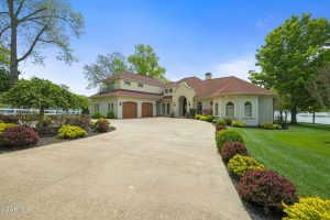 Luxury home at 5029 Shoshone Loop Crossville TN 38572