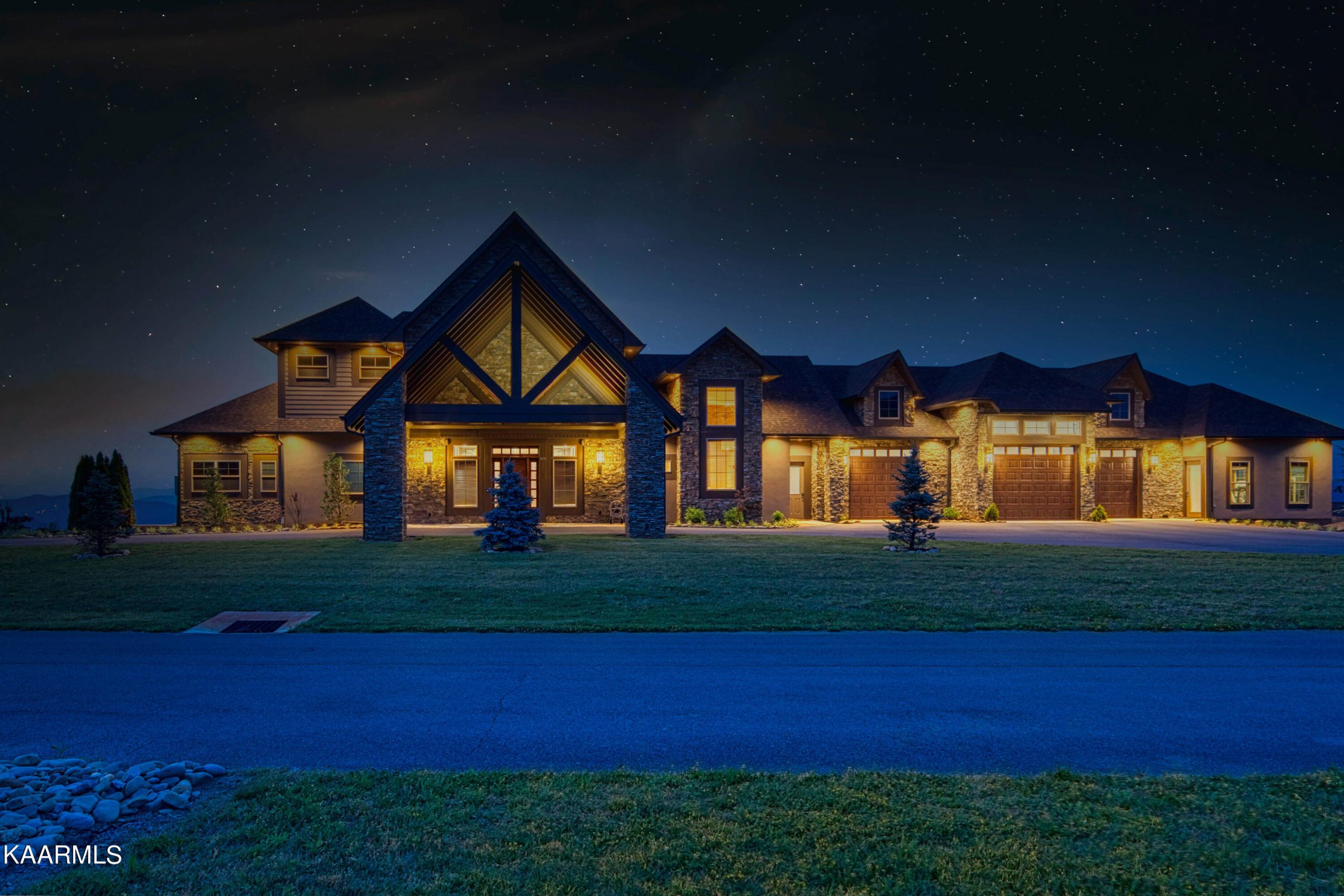 Luxury home at 3035 Smoky Bluff Trail Sevierville TN 37862