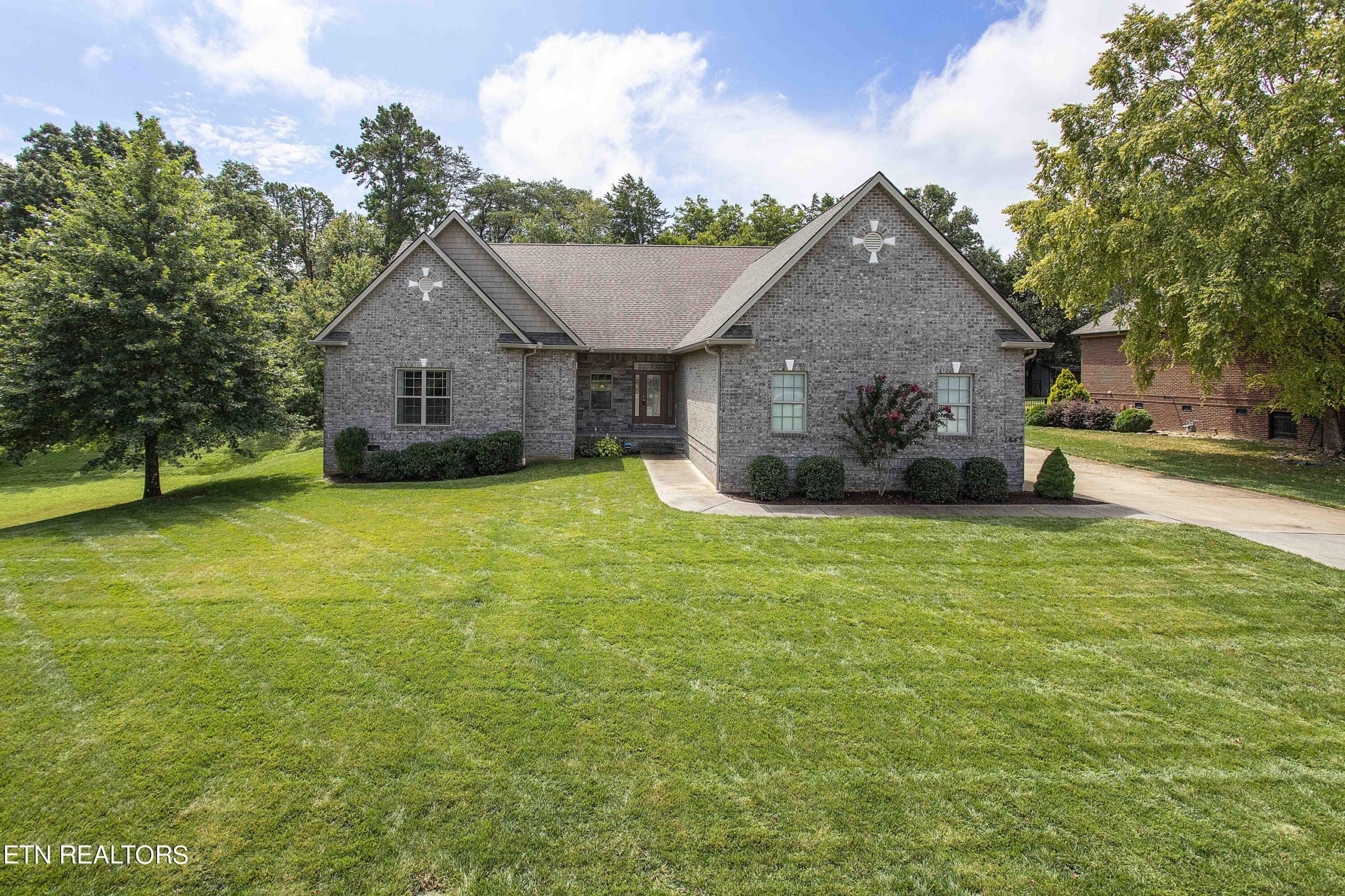Luxury home at 1643 Inverness Drive Maryville TN 37801 — photo 2