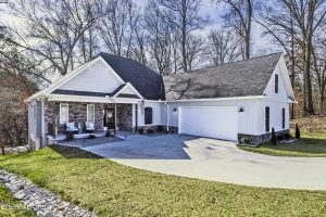 Luxury home at 102 Doya Lane Loudon TN 37774