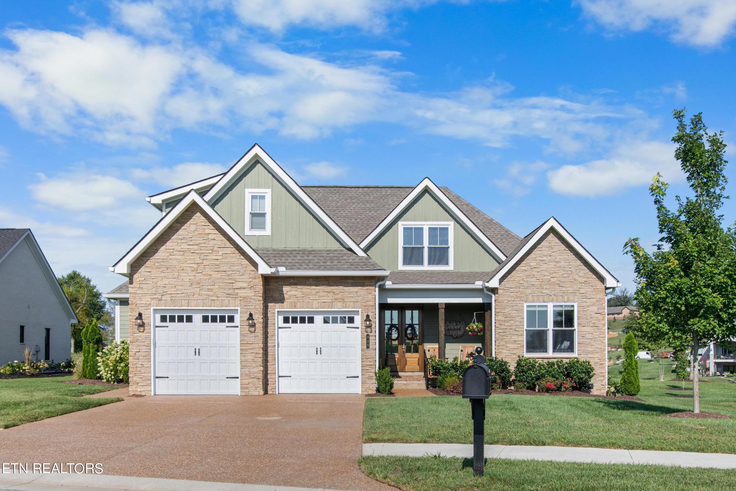 Luxury home at 335 Indian Cave Drive Loudon TN 37774