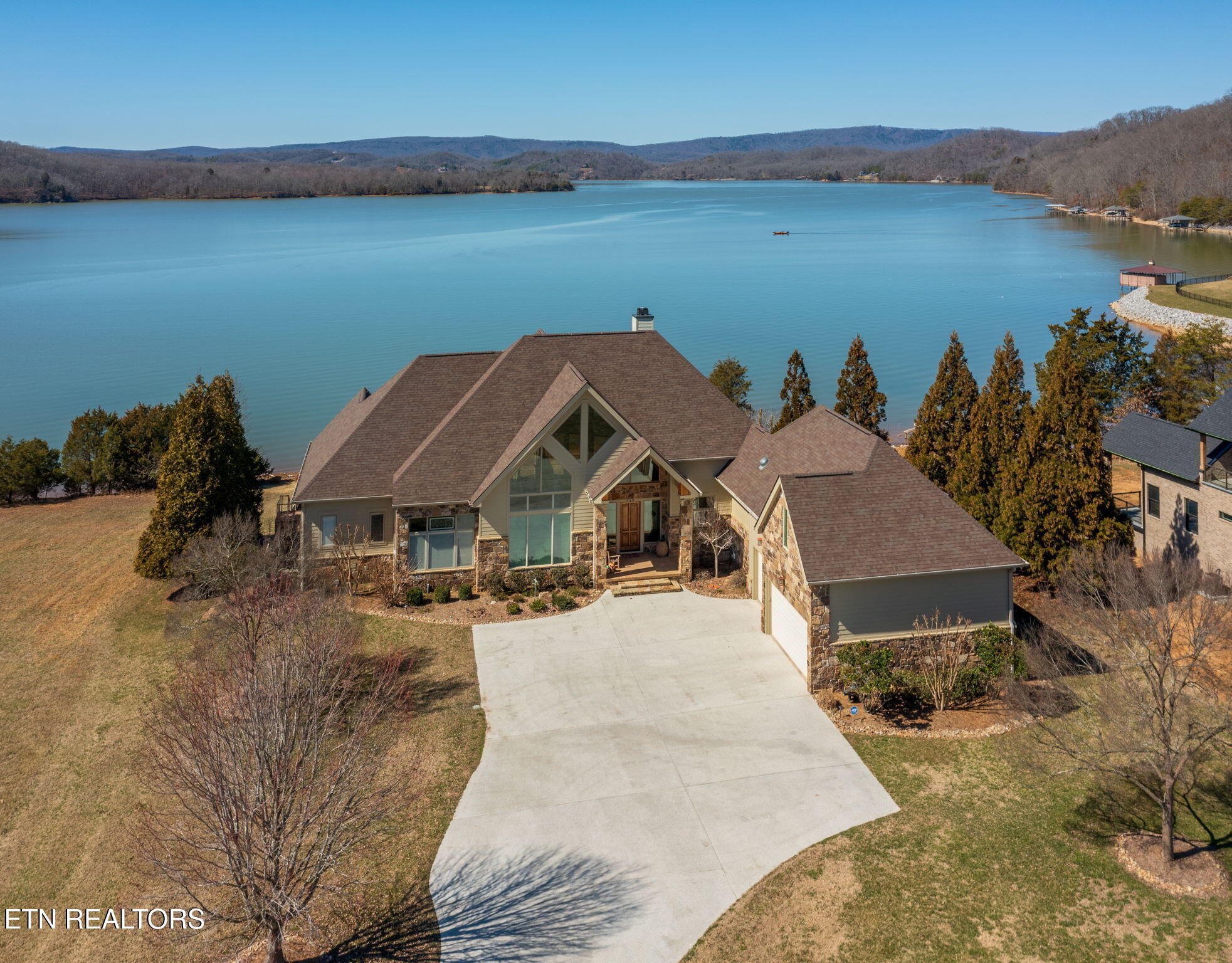 Luxury home at 340 W Mountain Drive Rockwood TN 37854