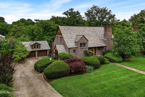 Luxury home at 3929 Glenfield Drive Knoxville TN 37919