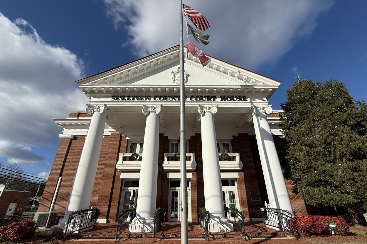 Historic courthouse with white columns and an American flag in Blountville, Tennessee