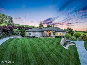 Luxury home at 1448 Hirst Circle Lenoir City TN 37772