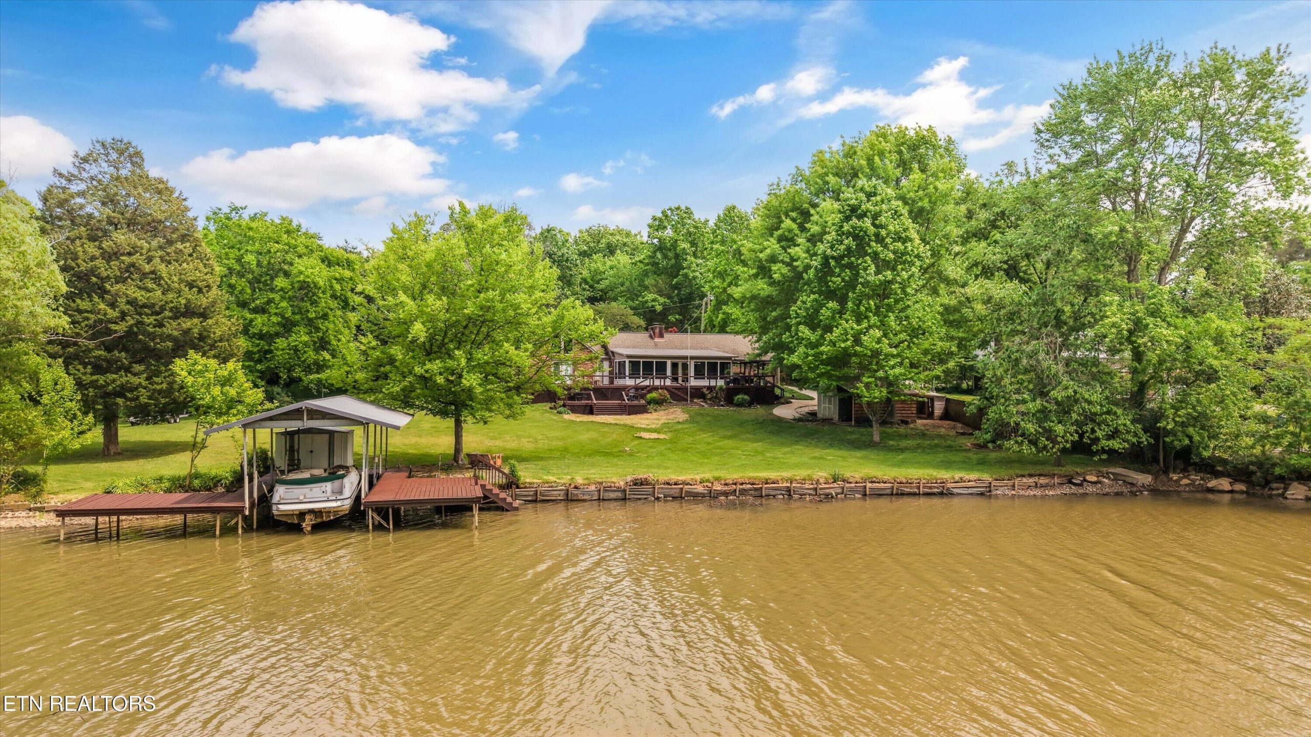 Luxury home at 3425 N Cove Drive Louisville TN 37777