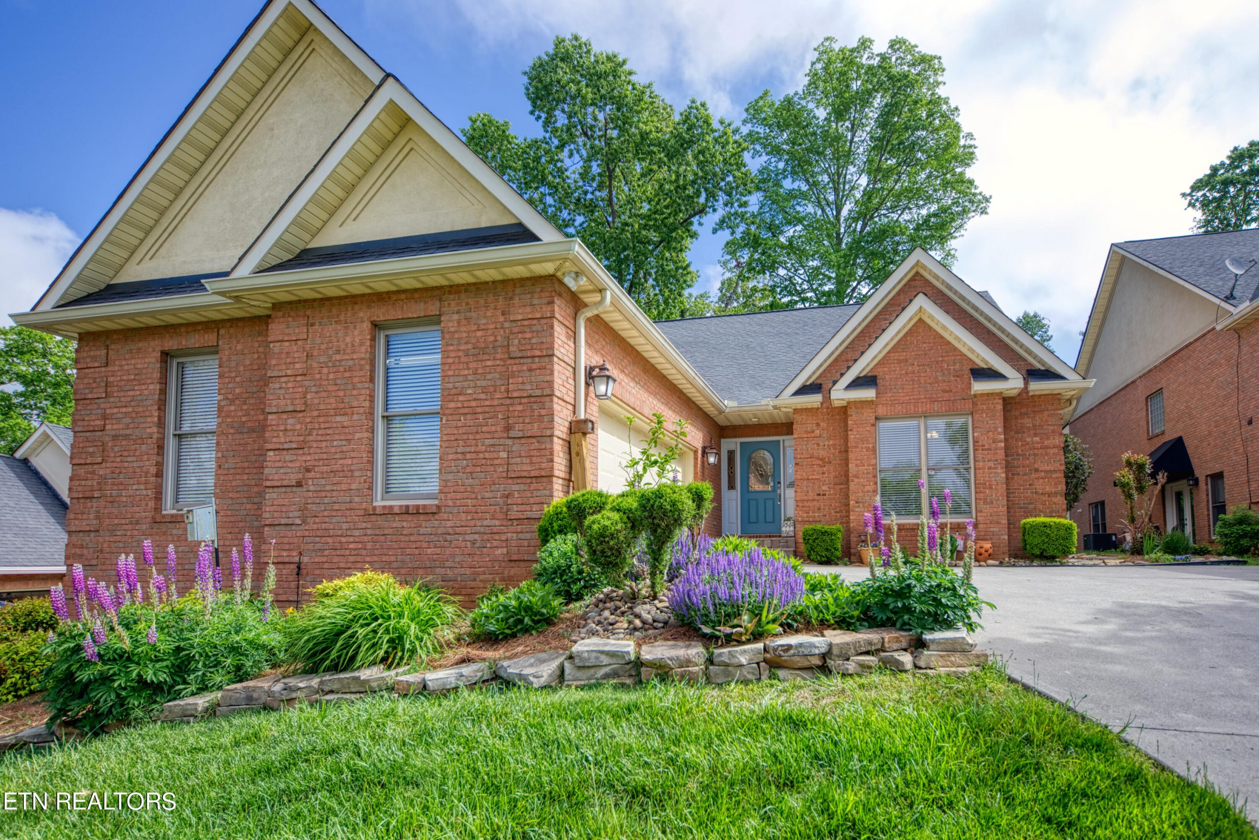 Luxury home at 270 Valleyview Drive Lenoir City TN 37772