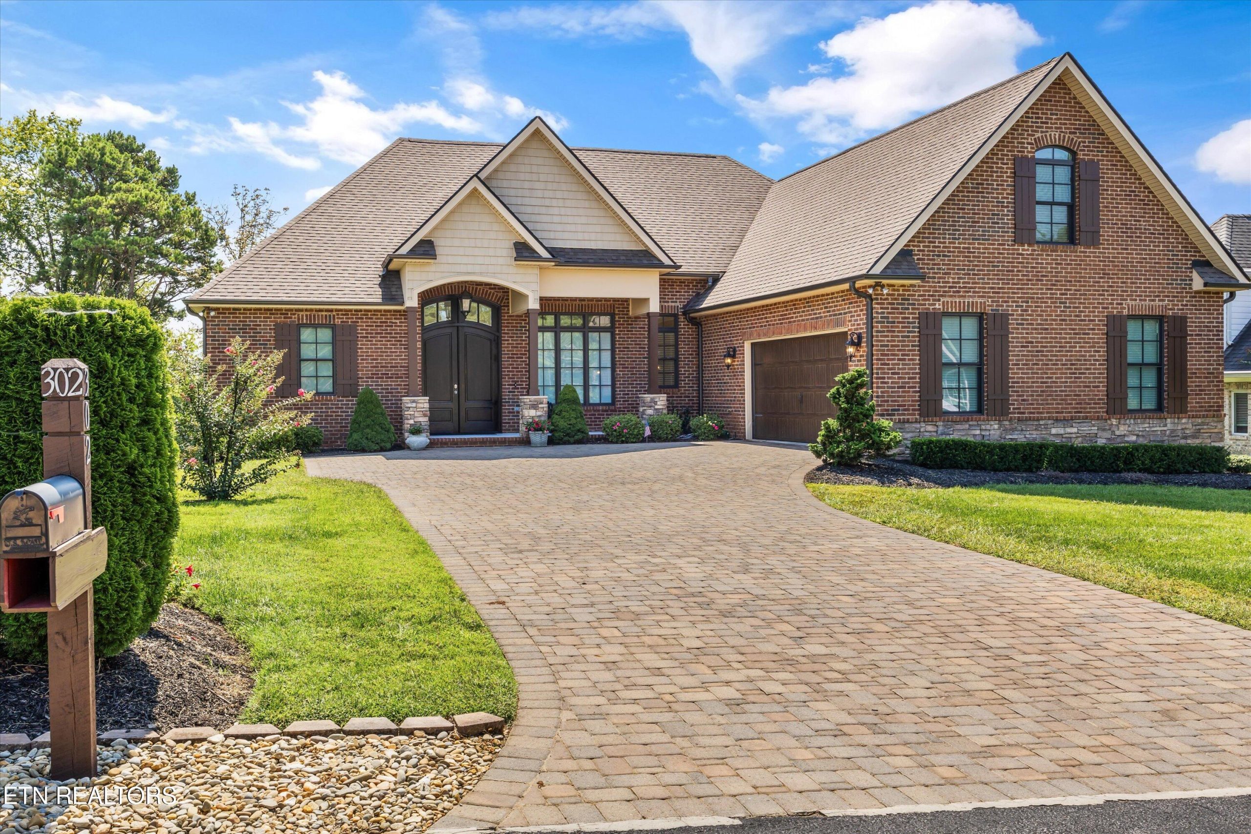 Luxury home at 302 Coweta Court Loudon TN 37774